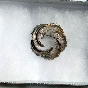 NWOT  SILVER LEAVES CIRCLE BROOCH.
